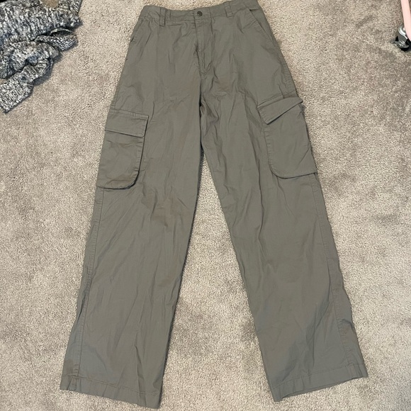 These gray cargo pants are light weight - Picture 1 of 9